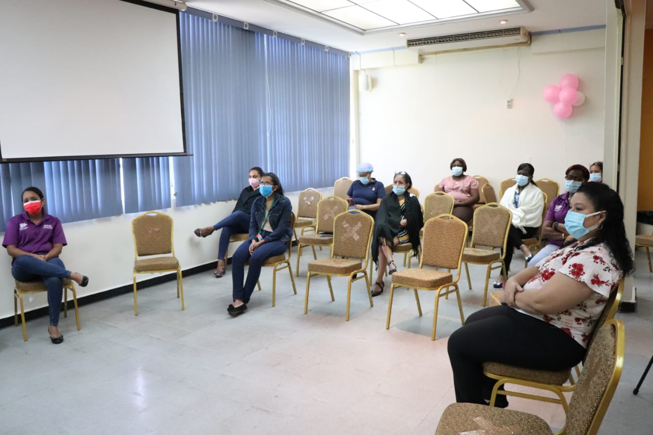 Colaboradoras del IPHE, participan de charla sobre la prevención de cáncer de mamas