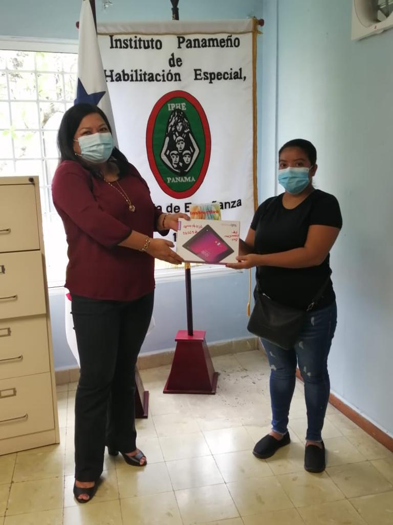 La Escuela de Enseñanza Especial del IPHE, hace entrega de tablets a estudiantes para favorecer sus aprendizajes a distancias.