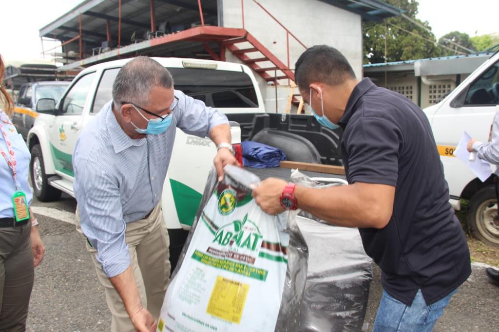 Empresas Melo realiza donación de semillas y fertilizantes para uso de las granjas del IPHE