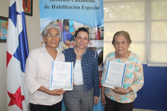 Meledis hace entrega de documento sobre educación inclusiva al IPHE