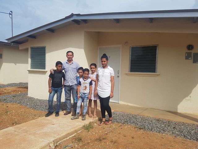 Colaboradores del IPHE reciben las llaves de su nuevo hogar