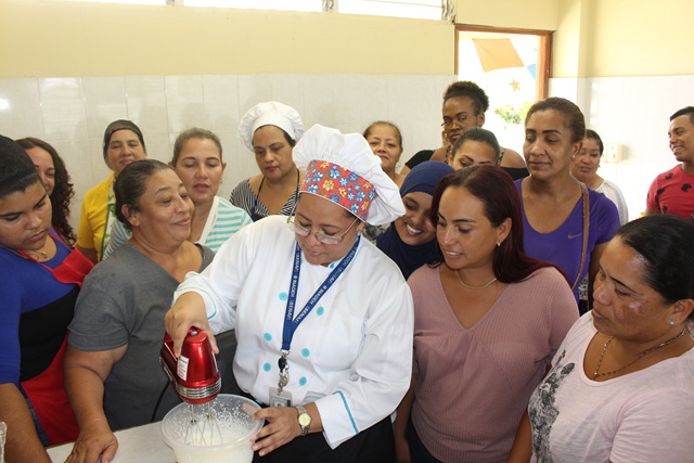 Madres de Helen Keller aprenden sobre repostería