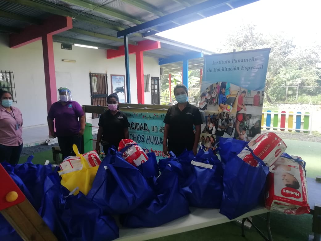 Estudiantes de provincias centrales reciben donaciones por parte del IPHE