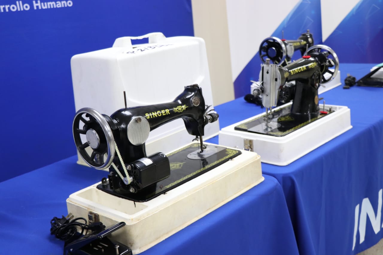 INADEH, le dona al IPHE 10 máquinas de coser para el Taller de Costura del Programa de Producción y Adaptación Laboral