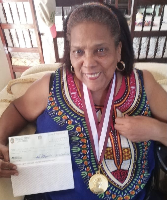 Galardonada de la Orden al Mérito María Correa Moreno 2020, recibe la medalla que la acredita como ganadora