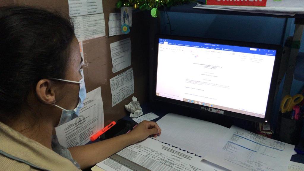 Padres de familia del IPHE Extensión de Veraguas reciben certificaciones para Becas