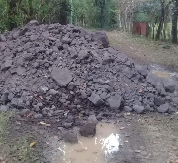 Donan materiales para reparación de vía de acceso a finca de Montijo 