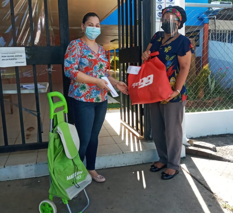 IPHE realiza donación de bolsa de alimentos a familia en Veraguas