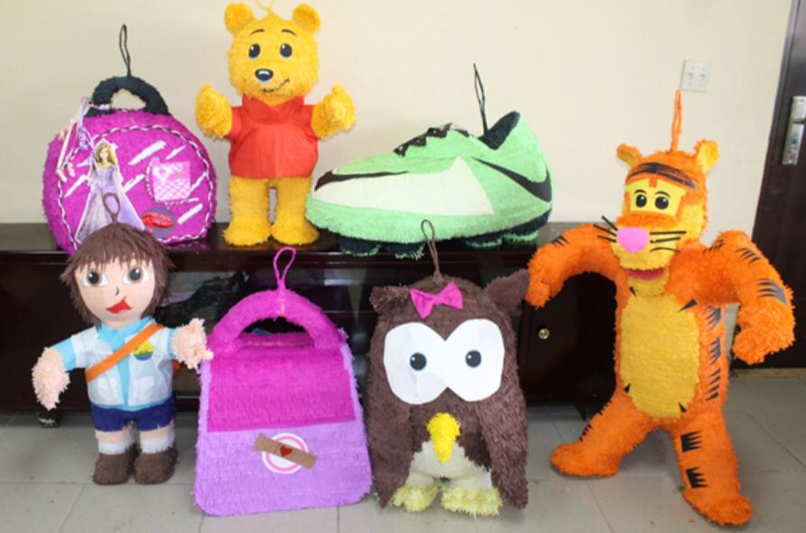 IPHE, continúa con la producción de estandartes, banderas y piñatas para la venta.