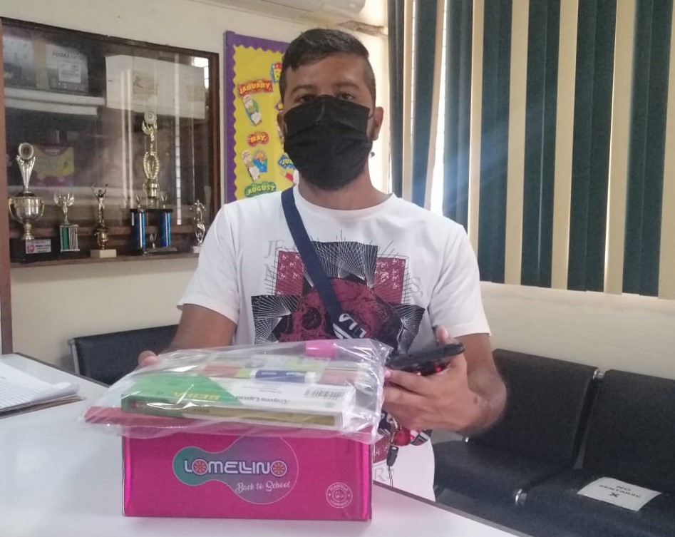 Padres de familia de la Escuela Nacional de Ciegos reciben insumos para apoyar la educación de sus hijos