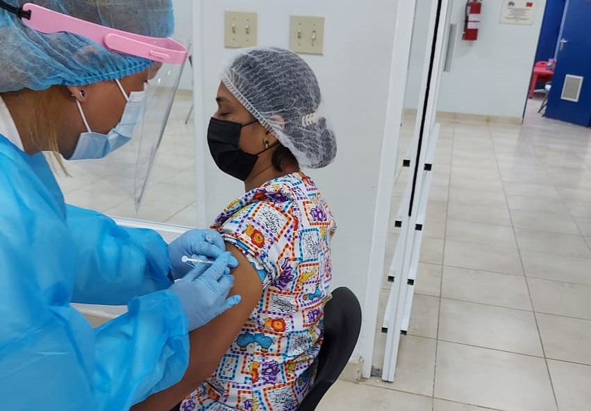 Estimuladoras tempranas en Bocas del Toro del IPHE son vacunadas contra la Covid–19