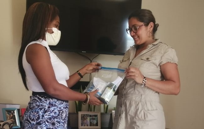 Alumno del IPHE de Panamá Oeste recibe medicamentos para el cuidado de su salud