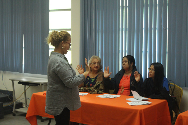 Colaboradores del IPHE aprenden sobre lengua de señas
