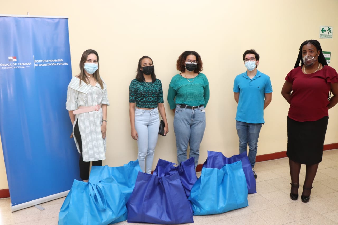 Estudiantes de IFMA donan bolsas de comidas para funcionarios con discapacidad 