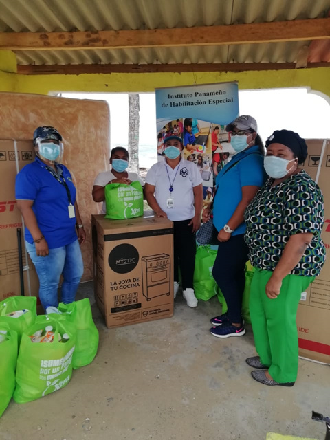 Afectados por inundaciones en Costa Arriba de Colón reciben donaciones