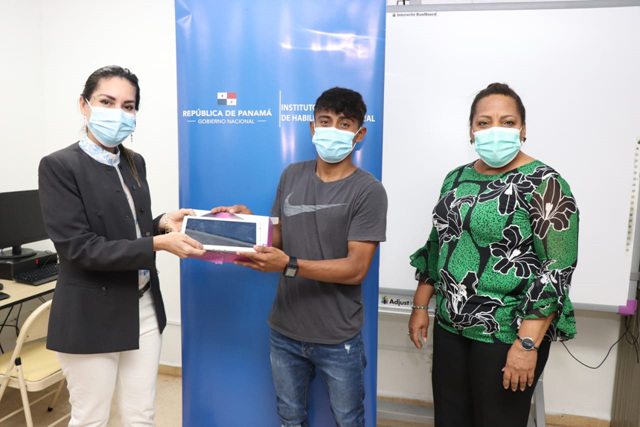 Entregan tablets para fortalecer los aprendizajes a distancia en la Extensión del IPHE de Panamá Oeste
