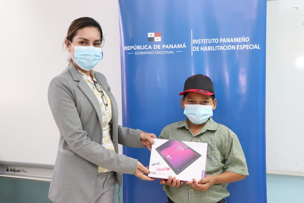 IPHE entrega 59 tablets para garantizar conectividad de los estudiantes para clases a distancias