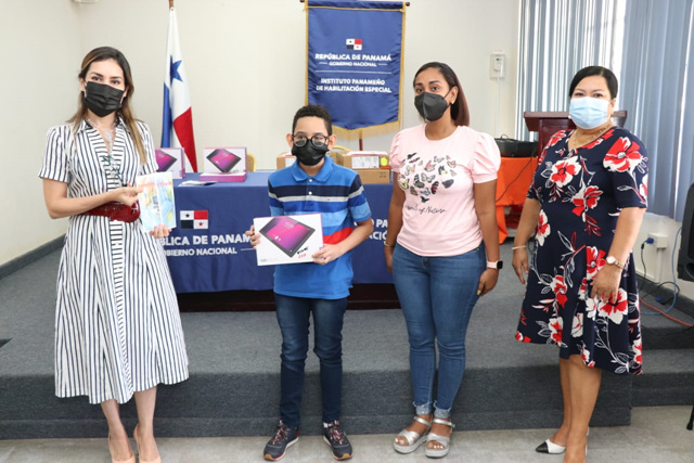 IPHE entrega de 550 tablets y 4 laptops para garantizar la conectividad de estudiantes en sus clases a distancia