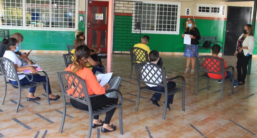  Estudiantes de la Escuela de Sordos reciben tablets