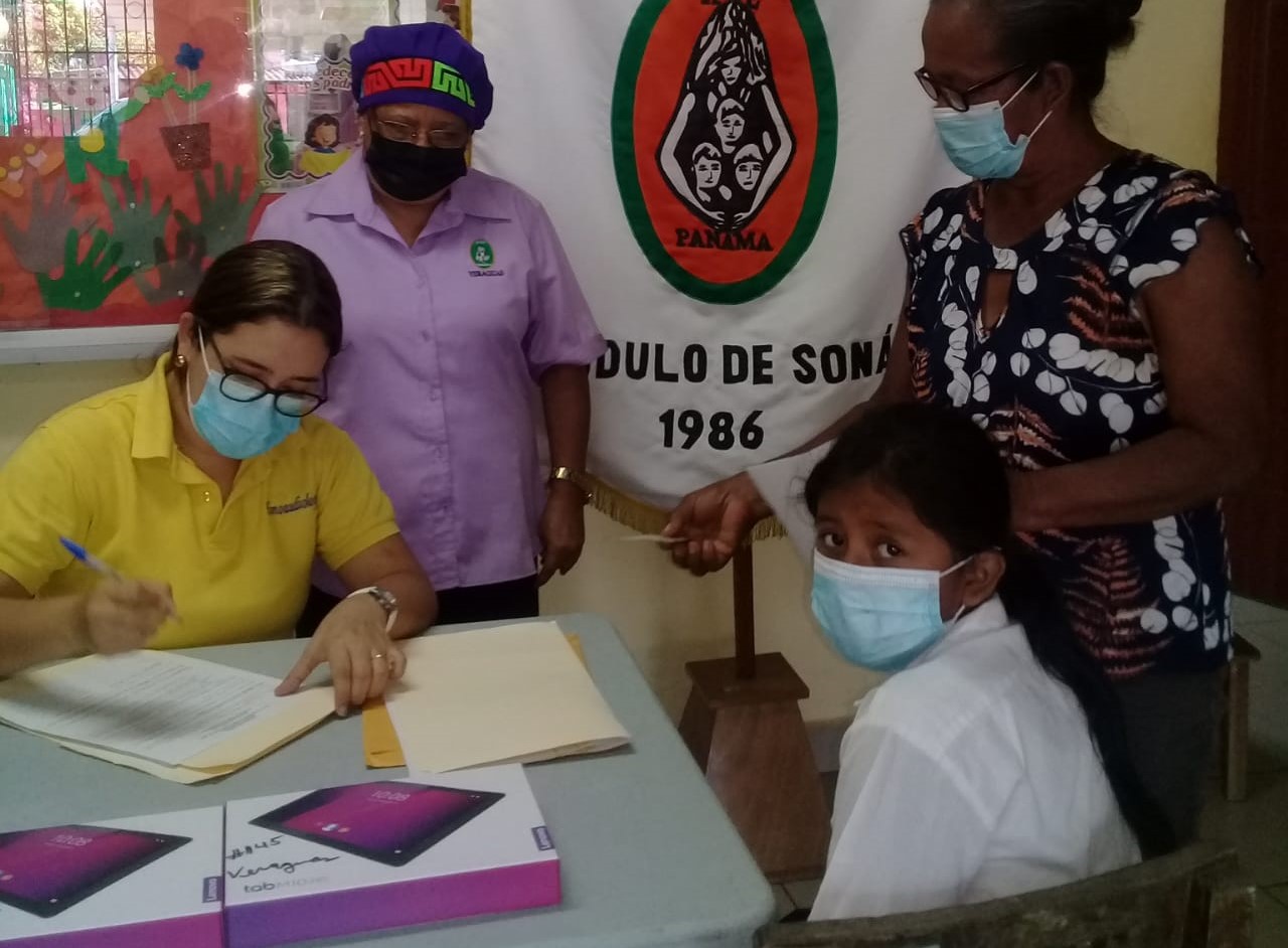 Entrega de dispositivos electrónicos a estudiantes del Módulo de Soná