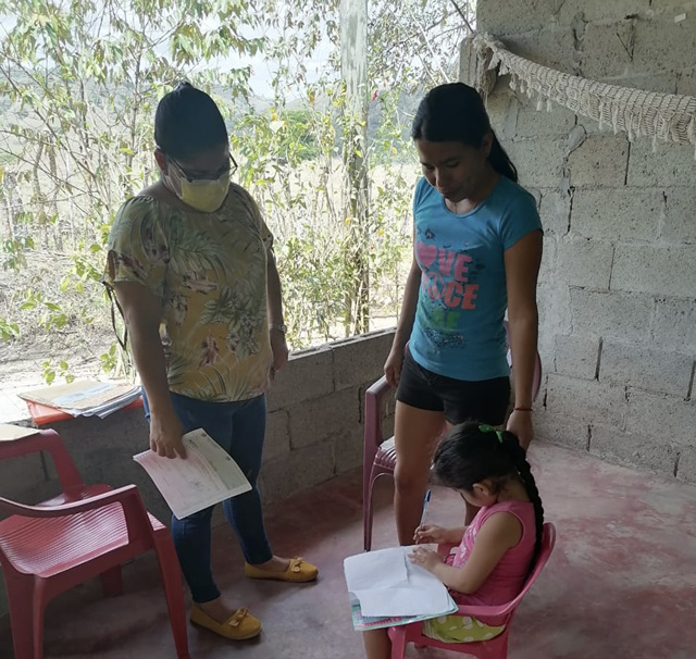 Extensión de Herrera entrega equipo tecnológico, subsidios y coordina reuniones en beneficio de sus estudiantes