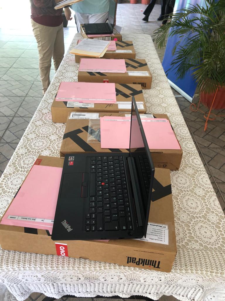 Estudiantes con pérdida visual de Los Santos y Herrera reciben laptops