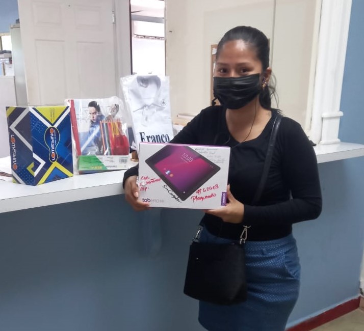 Estudiantes de Enseñanza Especial reciben Tablets