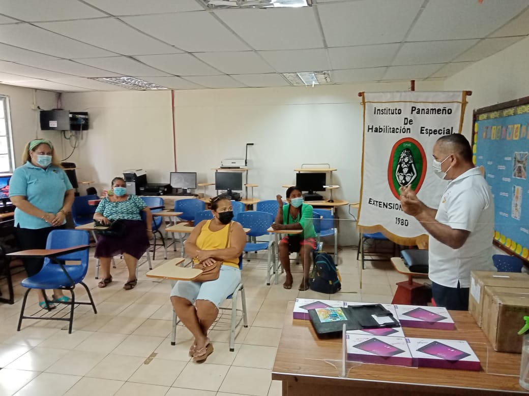 Estudiantes de Darién reciben tablets