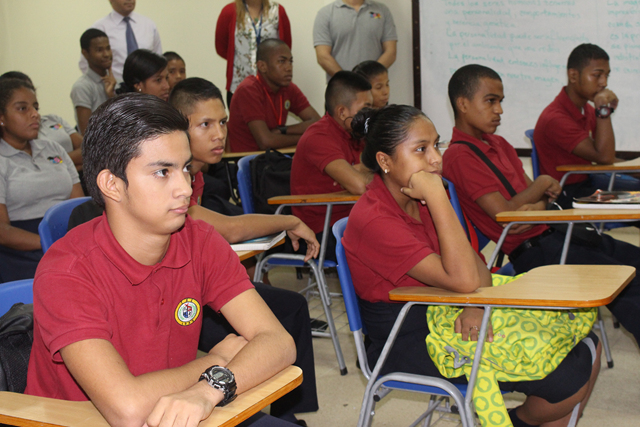 Orientan a estudiantes de la EVE sobre plataforma de capacitación
