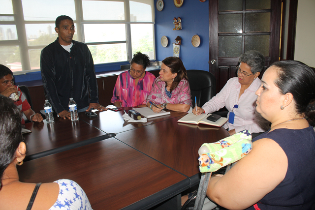 Padres de familia de Escuela Stella Sierra se reúnen con autoridades del IPHE