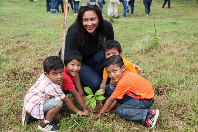 Comunidad educativa reforesta tres hectáreas en terreno del Centro Agropecuario del IPHE