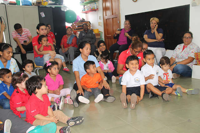 Narran cuentos a niños de Escuela de Ciegos Helen Keller