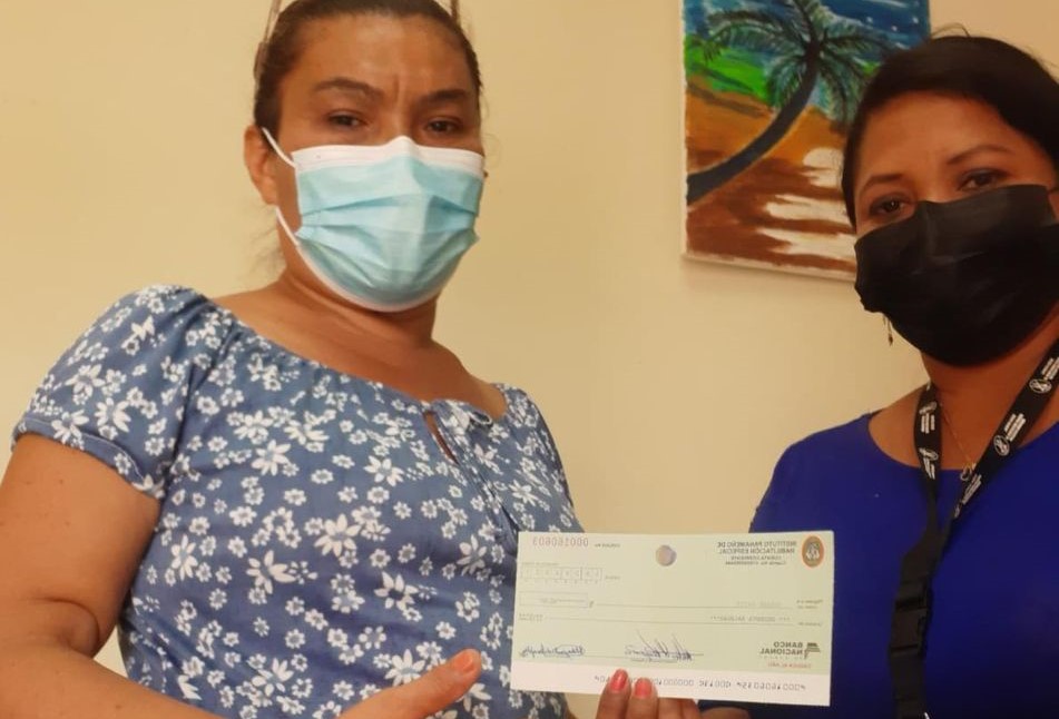 Extensión de Aguadulce entrega apoyos significativos a estudiantes