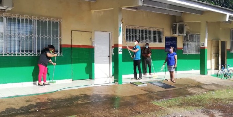 Colaboradores participan de día de limpieza en Extensión de Aguadulce