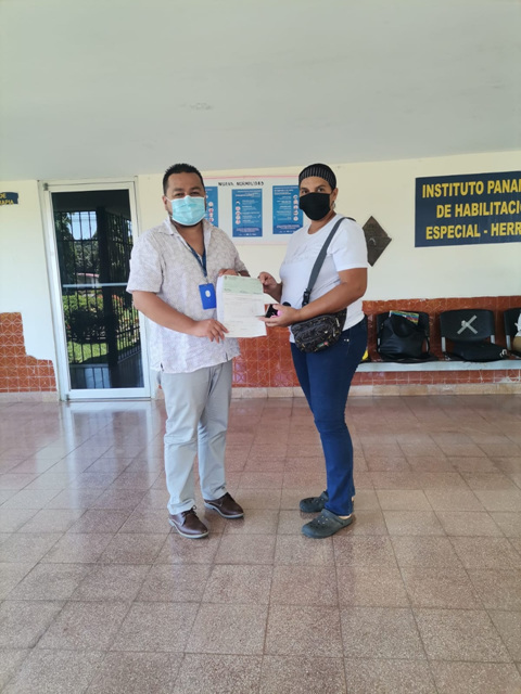 Donación de lentes y subsidios a estudiantes en Herrera