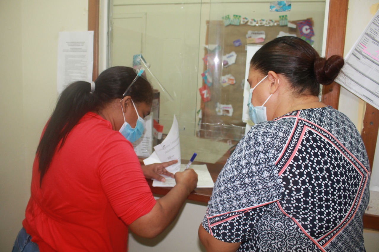 IPHE entrega aporte económico a familias de escasos recursos