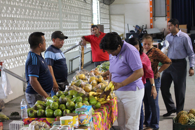 Colaboradores del IPHE se benefician con Feria del IMA 