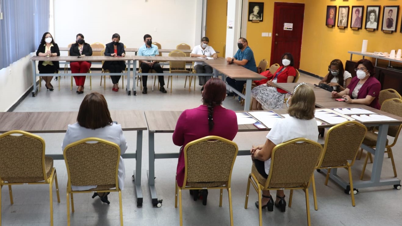 Comisión Académica otorga certificado de reconocimiento a facilitadores de conversatorios de diferentes discapacidades