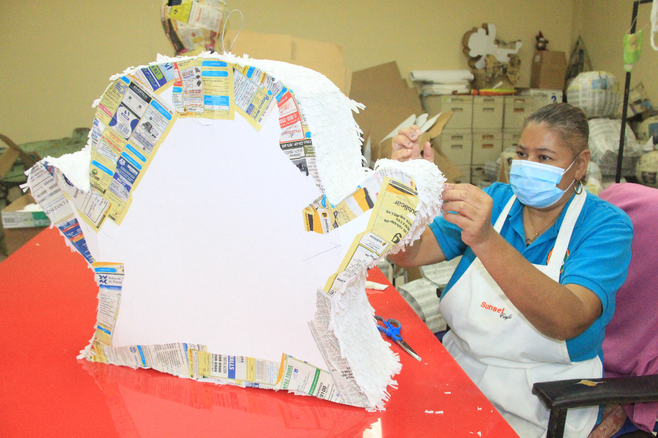 Taller de Piñatas del IPHE: un producto de calidad a bajo costo