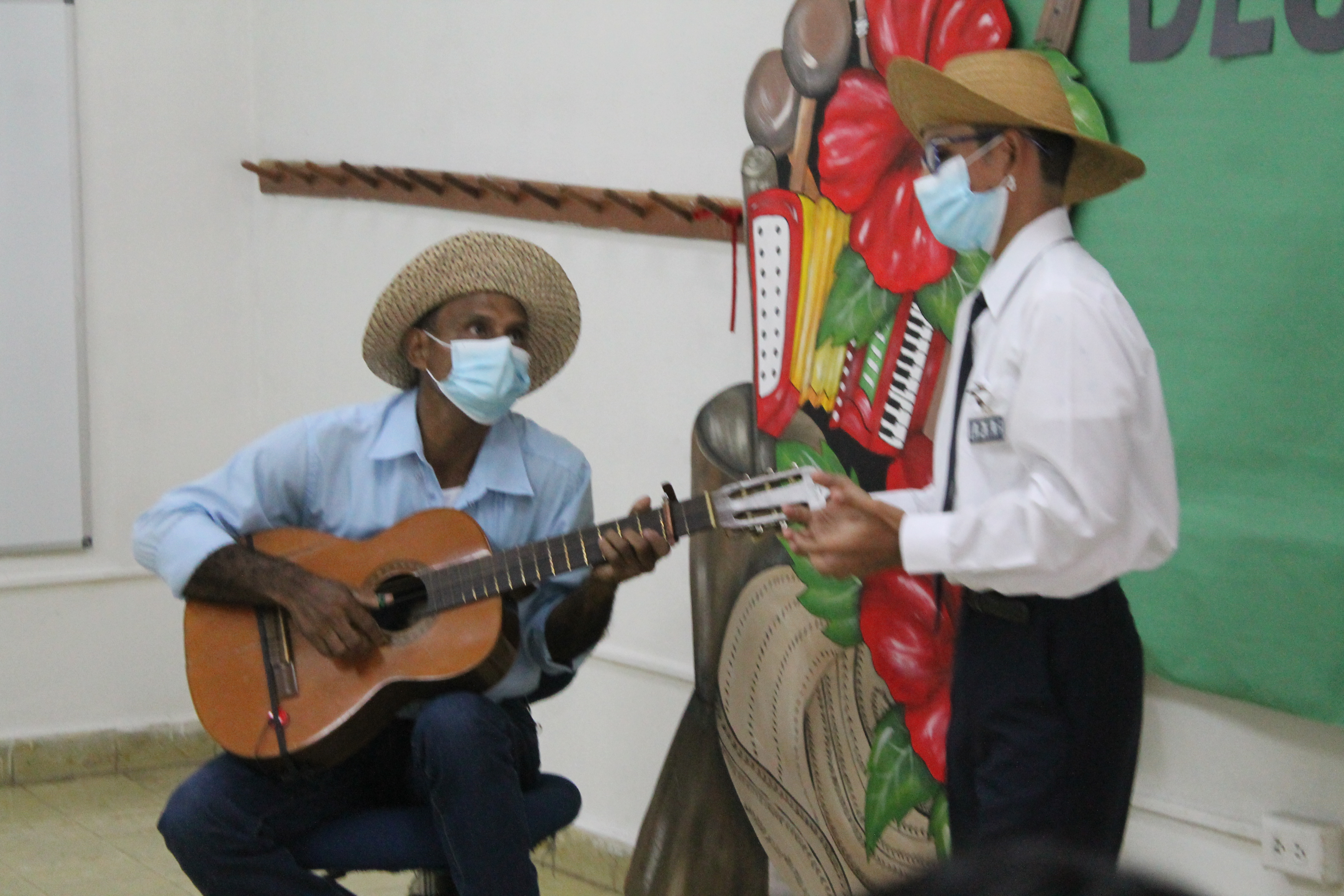 Estudiantes demuestran su talento cultural en concurso artístico por los 70 años del IPHE
