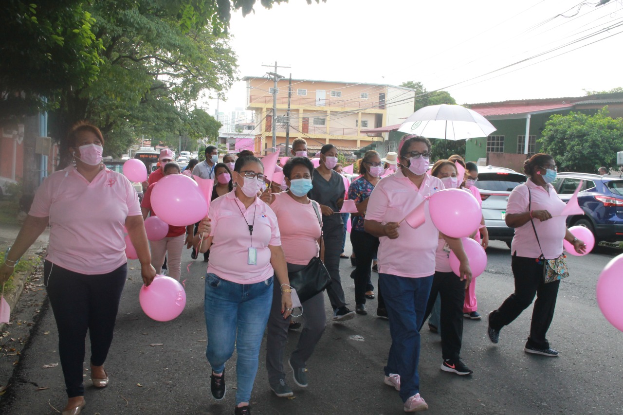 Promueven prevención del cáncer de mama con caminata