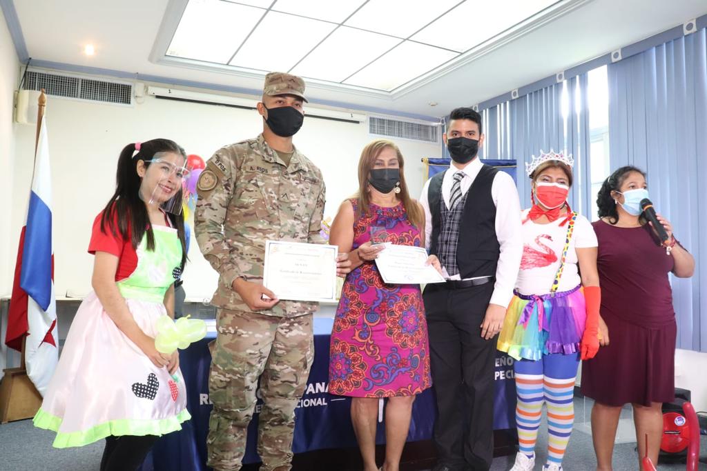 Estudiantes ganadores de los concursos bilingües pertenecientes a la comunidad sorda fueron premiados por el IPHE