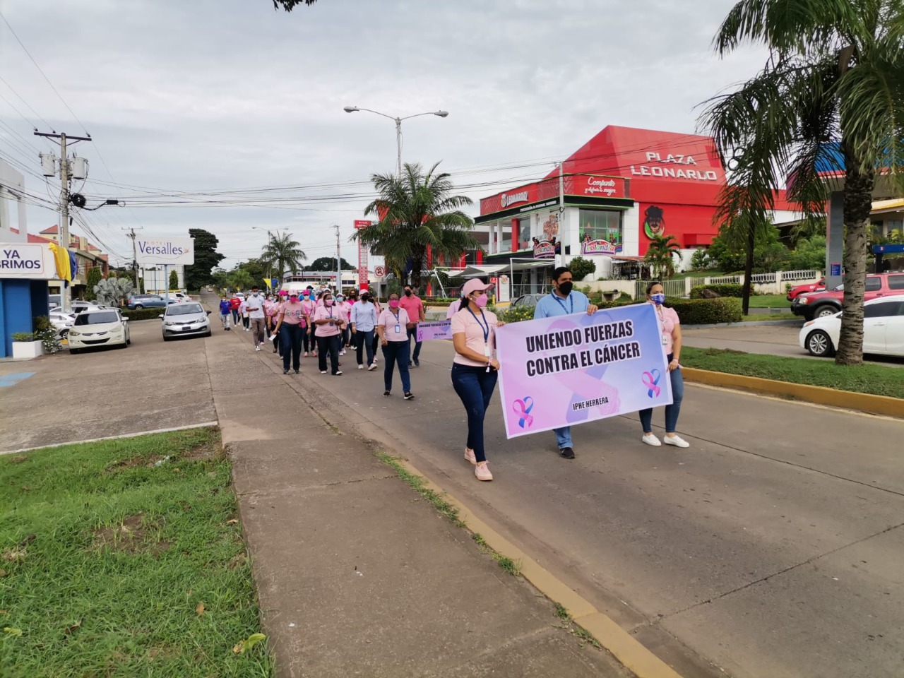 Comunidad Educativa del IPHE en Herrera realiza Caminata y Volanteo para concienciar sobre el cáncer