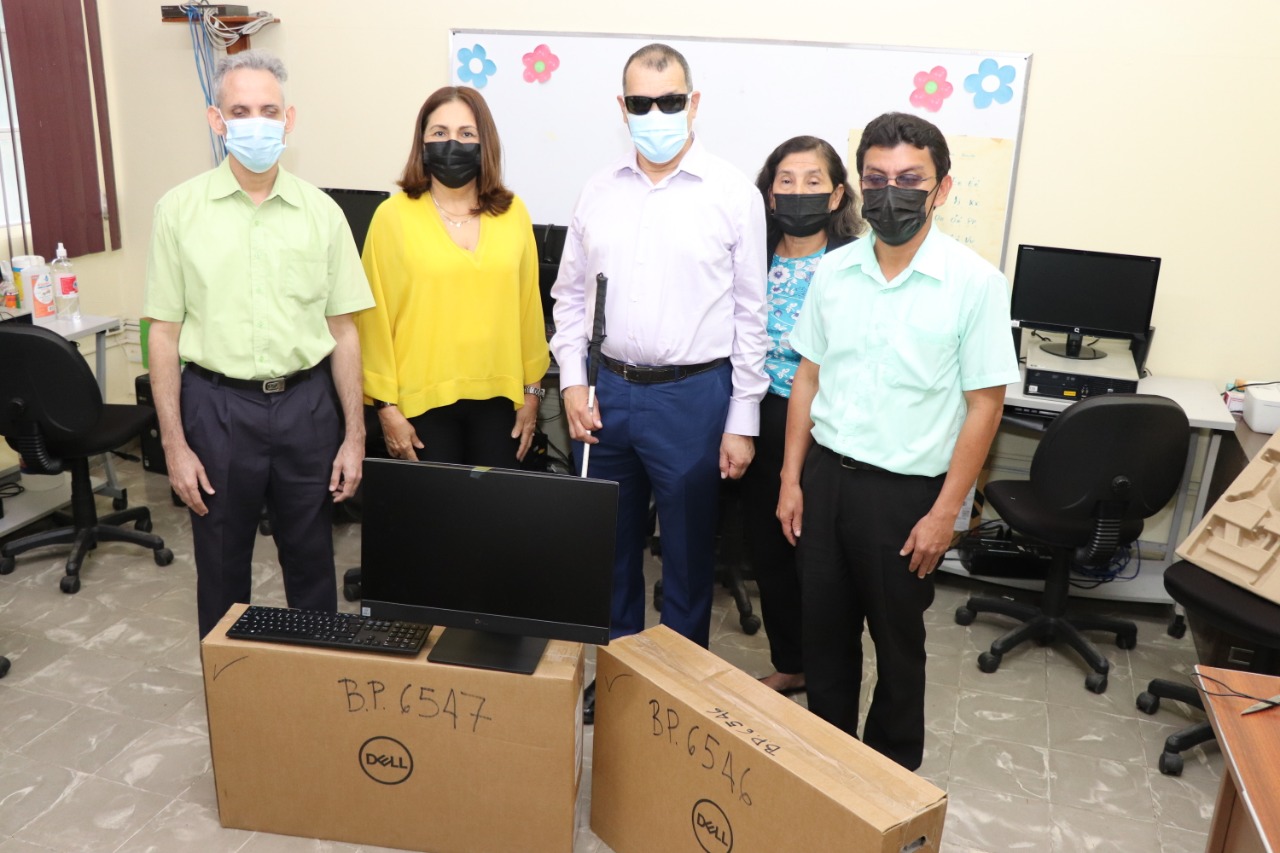 Senadis realiza donación de equipos tecnológicos al IPHE 