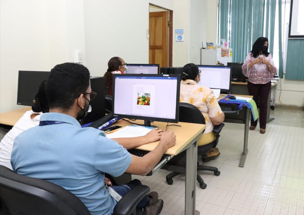 Dictan curso básico de Office a servidores públicos del IPHE  