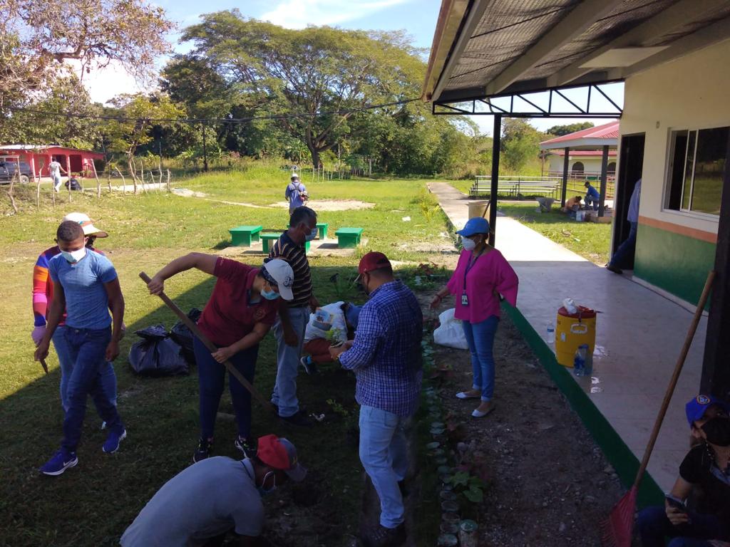 Personal de Extensiones de Coclé realizan jornada de limpieza en el Módulo de Jagüito