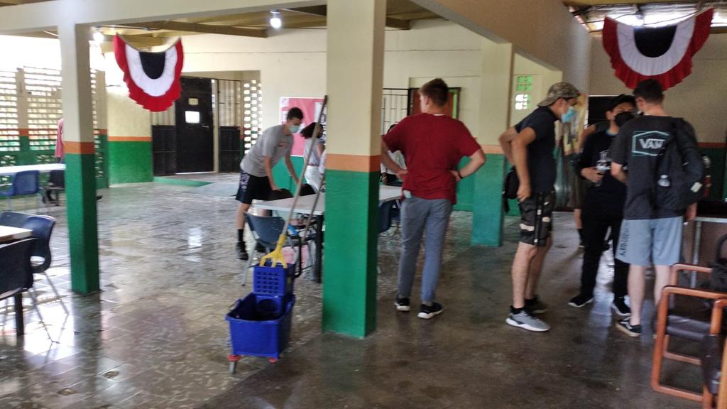 Jóvenes voluntarios realizan limpieza de los edificios de la Extensión de Colón 