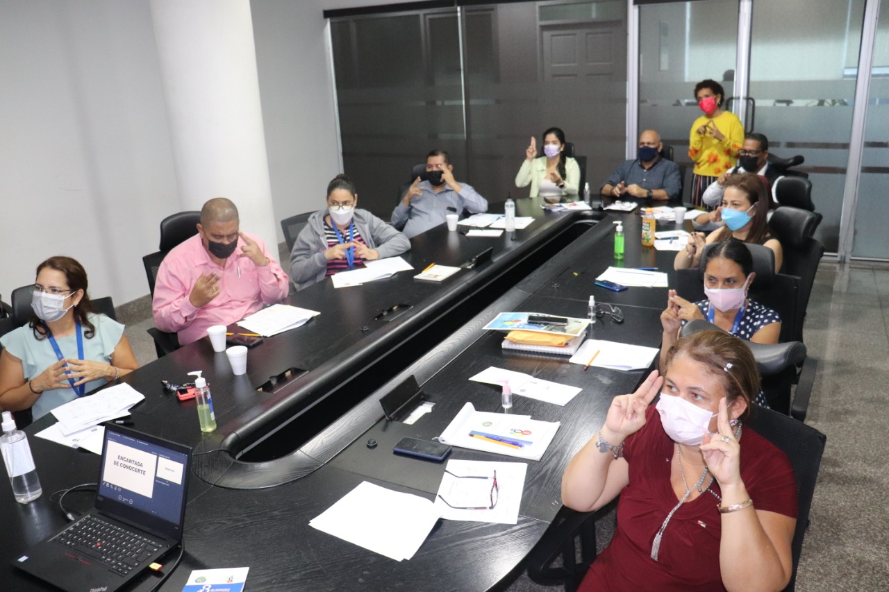 Colaboradores de la Asamblea se instruyen en Lengua de Señas Panameñas