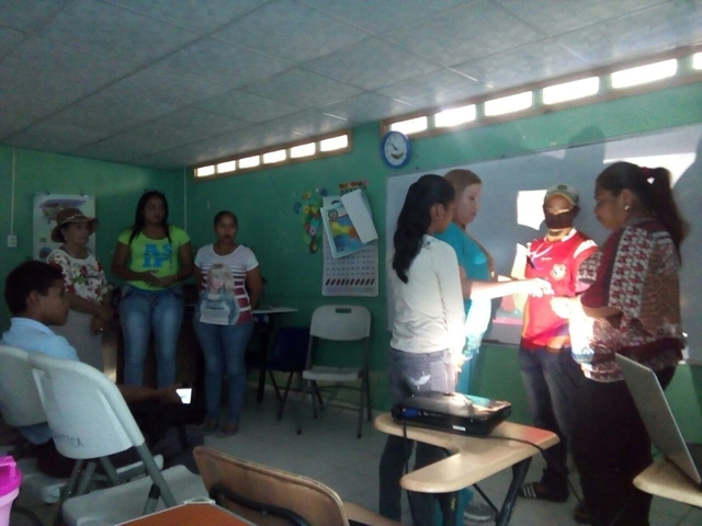 Orientan a padres de familia sobre tema de la inclusión