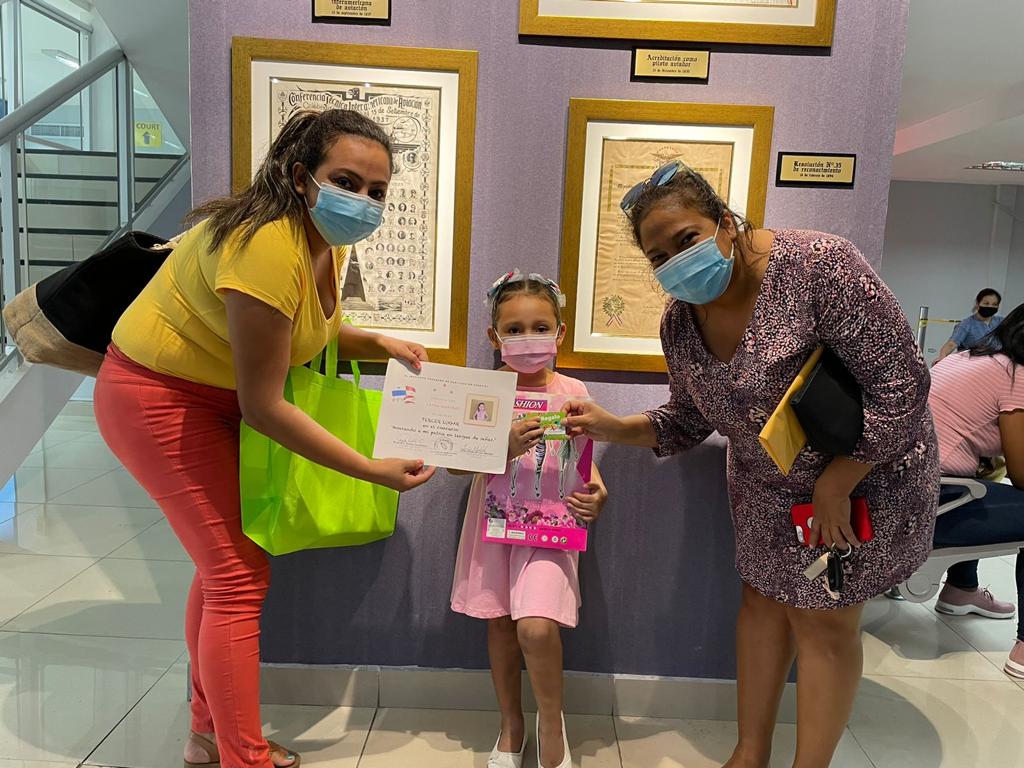 Premian a ganadoras del concurso del Juramento a la Bandera en Lengua de Señas